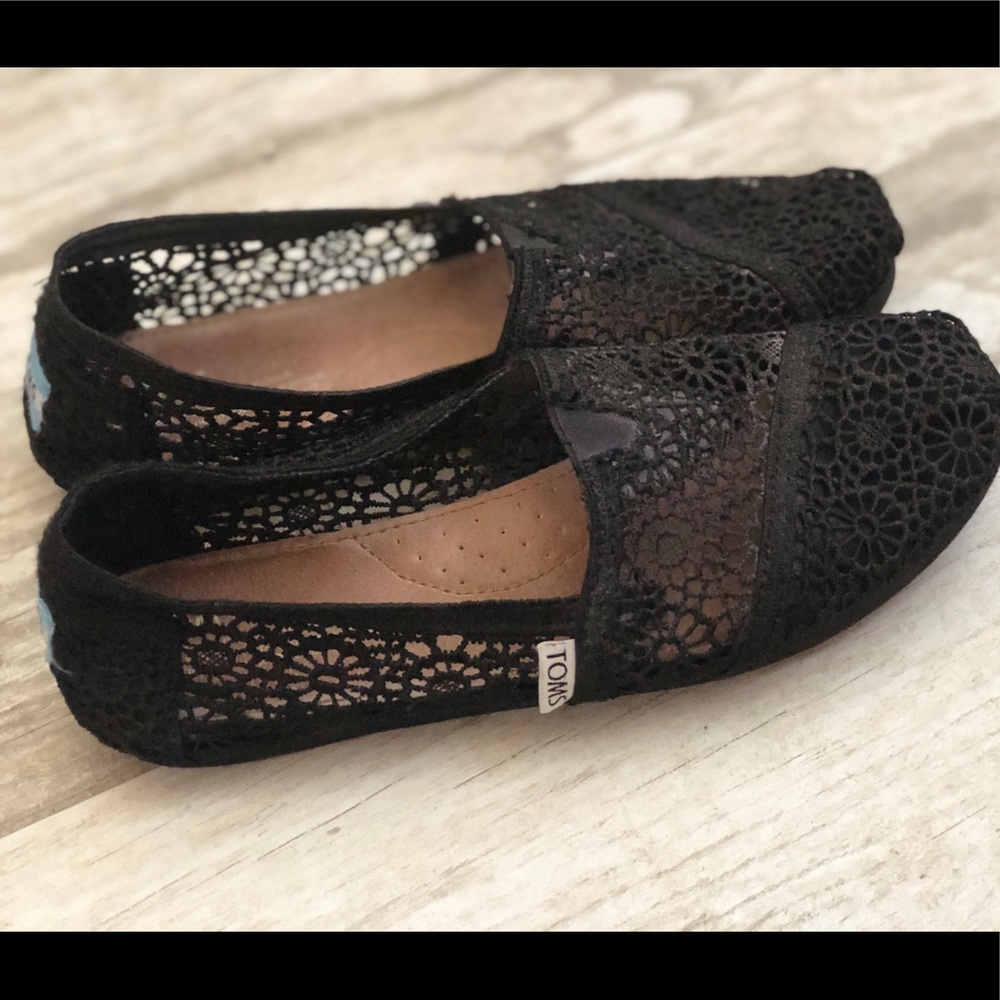 Black lace Toms